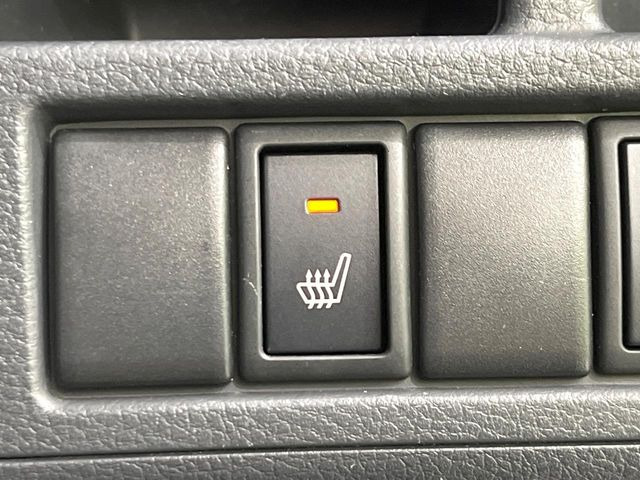 【シートヒーター】寒い日に重宝するシートヒーター!エアコンより早く温まってくれるので寒がりの人も安心ですね♪エアコンの温風は乾燥するから苦手、という方にもをおすすめです。