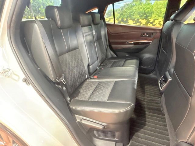 後部座席も気になるようなキズ・汚れやへたり等、大きなダメージはなく、良好な状態です。