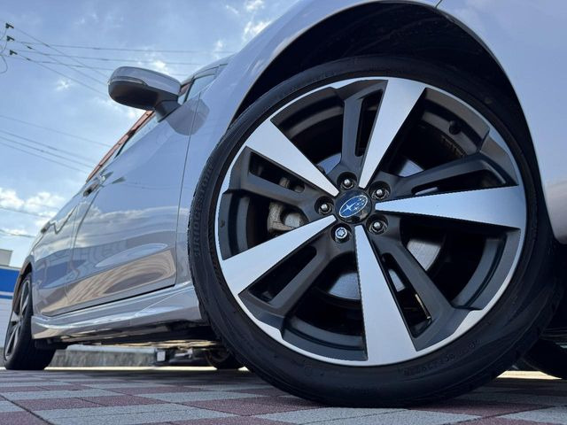 �y����18�C���`�A���~�z�C�[���z�O�ςɃ}�b�`���������A���~�z�C�[���𑕒����Ă���܂��B�e��ЊO�A���~�z�C�[����A�X�^�b�h���X�^�C�����戵�����Ă���܂��B���񂲑��k����������