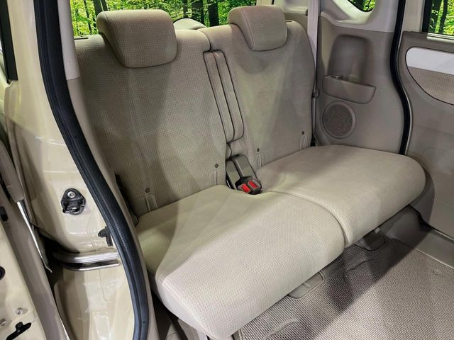 後部座席も気になるようなキズ・汚れやへたり等、大きなダメージはなく、良好な状態です。
