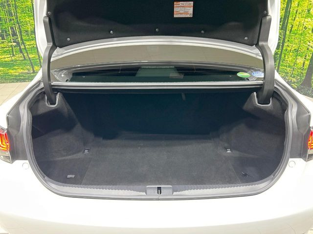 積み下ろしのしやすいデッキにはたっぷりと荷物を積み込んでいただけます。遊びから仕事まで、様々なシーンで頼れます♪