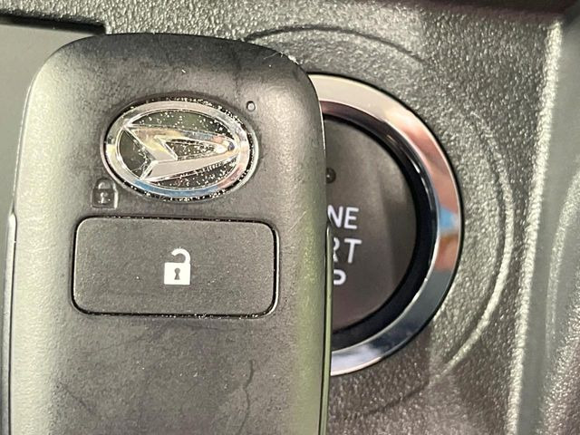 【キーフリーシステム】カバンやポケットに入れたままでもドアの施錠・解錠が可能なスマートキーを装備。エンジンのオン・オフ時もカギを取り出す必要が無いからとっても便利です♪