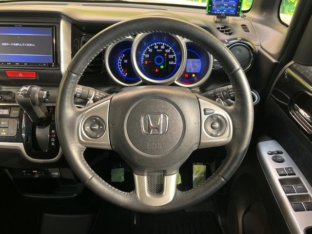 �y�����v�����X�e�A�����O�z�㎿�Ȋv���g�p���邱�ƂŁA��ɂ����������݂ƂĂ��^�]���₷���n���h���ł���