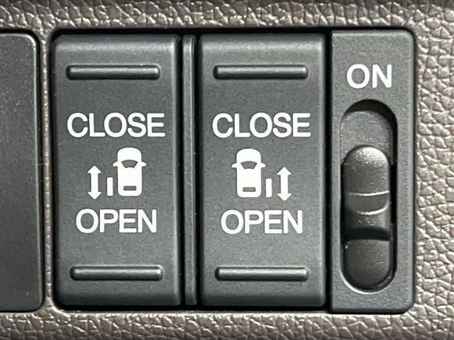 【両側パワースライドドア】スマートキーや運転席のスイッチで後席両側スライドドアの開閉が可能♪電動だから力を入れてドアを開ける必要が無く、小さなお子様でも簡単に開け閉めでき快適です♪