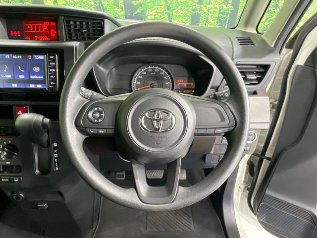 �C���e���A�ɍ��킹���f�U�C���̃X�e�A�����O�́A�^�]�������̂��Ƃ��l���A�^�]���₷���`��A�傫���ł��B�����x�A���ۂɐG���Ă��m���߂��������B