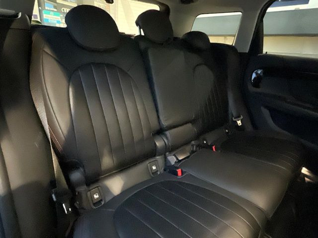 ●後席:大人が乗車しても窮屈さを感じないほど、足元も広々しております。