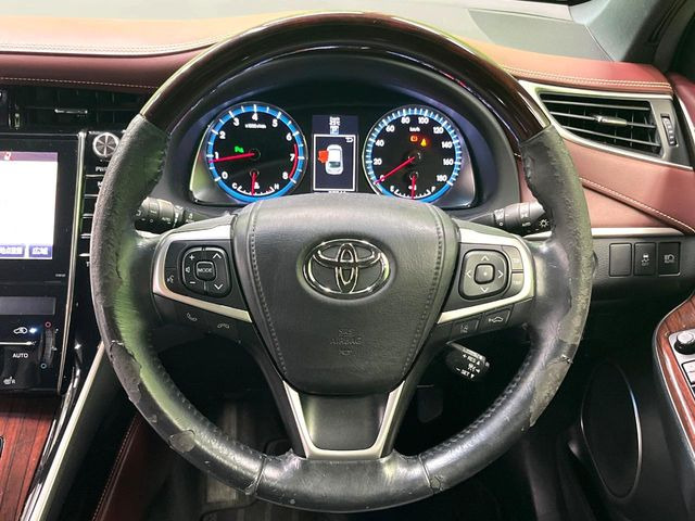 【ウッドコンビステアリング】高級感ある木目調パーツを採用した手に良く馴染むコンビハンドル。運転席廻りの雰囲気も一気に豪華になります!