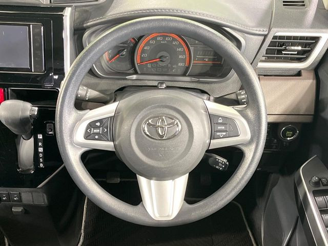 �C���e���A�ɍ��킹���f�U�C���̃X�e�A�����O�́A�^�]�������̂��Ƃ��l���A�^�]���₷���`��A�傫���ł��B�����x�A���ۂɐG���Ă��m���߂��������B