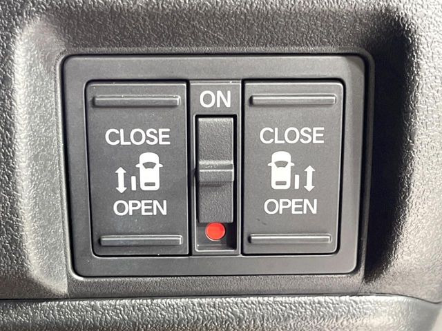 【両側パワースライドドア】スマートキーや運転席のスイッチで後席両側スライドドアの開閉が可能♪電動だから力を入れてドアを開ける必要が無く、小さなお子様でも簡単に開け閉めでき快適です♪