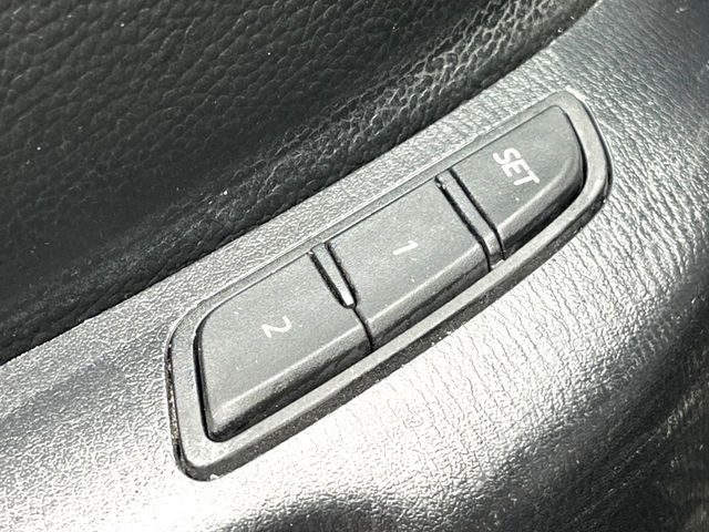 【メモリー機能付きパワーシート】ドライバーごとに設定したシート位置を記憶して、ボタン一つで切り替えできる便利な機能!運転する方が複数名いらっしゃるご家庭におすすめです♪