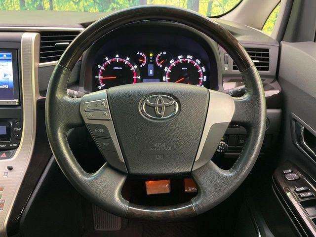 �C���e���A�ɍ��킹���f�U�C���̃X�e�A�����O�́A�^�]�������̂��Ƃ��l���A�^�]���₷���`��A�傫���ł��B�����x�A���ۂɐG���Ă��m���߂��������B