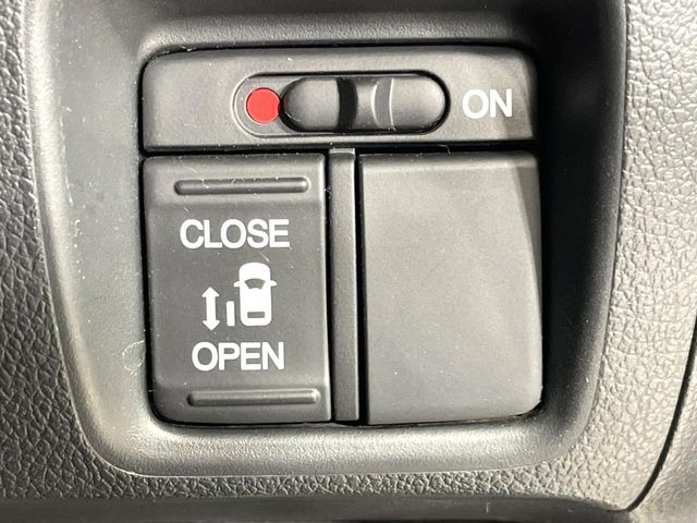 【パワースライドドア】スマートキーや運転席のスイッチでスライドドアの開閉が可能♪電動だから力を入れてドアを開ける必要が無く、小さいお子様でも、重い荷物を持っている時もラクに開け閉めできます♪