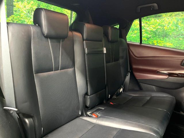 広々とした2列目シートは居住性が高く、居心地も快適!友達や家族とのお出かけにぴったりです。ベビーシートやチャイルドシート使用時も快適にお過ごしいただける十分な空間を確保しています。