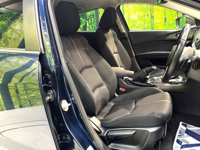 運転席まわりには十分なスペースがあり、大柄な方でもゆったり運転していただける環境です。