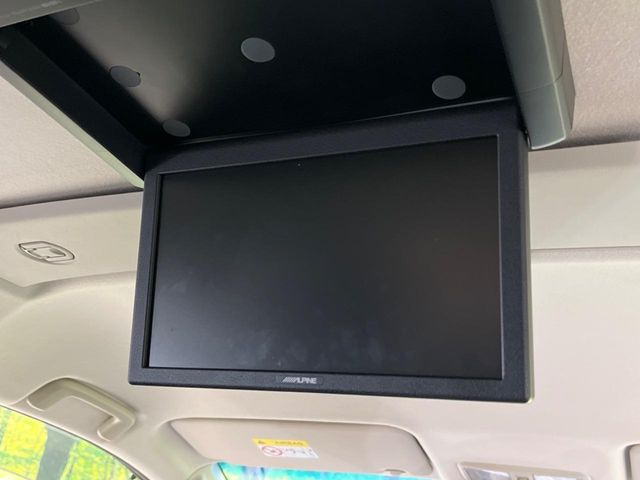 【フリップダウンモニター】大画面モニターで後席でもエンタメをお楽しみいただけます。小さなお子様にも大人気の装備です♪