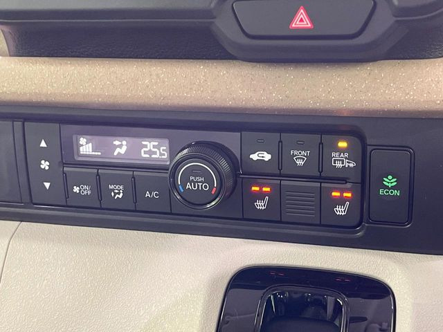 【オートエアコン】一度お好みの温度に設定すれば、車内の温度を検知し風量や温度を自動で調整。暑い…寒い…と何度もスイッチ操作をする必要はありません。快適な車内空間には必須の機能ですね♪