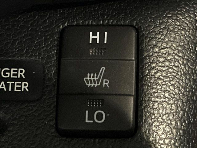 【シートヒーター】寒い日に重宝するシートヒーター!エアコンより早く温まってくれるので寒がりの人も安心ですね♪エアコンの温風は乾燥するから苦手、という方にもをおすすめです。