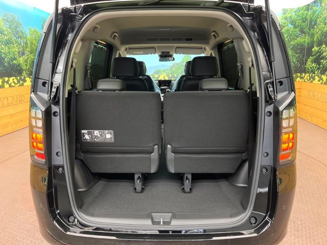 普段のお買い物や通勤、送迎等に十分な荷室スペースを確保しております。セカンドシートを倒すと、大きな荷物の積載も可能です♪