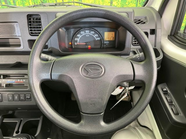 インテリアに合わせたデザインのステアリングは、運転される方のことも考え、運転しやすい形状、大きさです。是非一度、実際に触ってお確かめください。