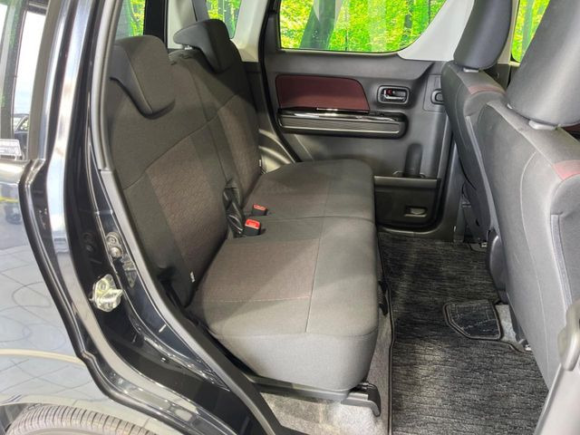 後部座席も気になるようなキズ・汚れやへたり等、大きなダメージはなく、良好な状態です。