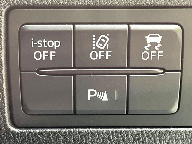 【スマートシティブレーキサポート】低速走行中に前方の車両等を認識し、衝突しそうな時は警報とブレーキで衝突回避と被害軽減をアシスト。より安全にドライブをお楽しみいただけます。