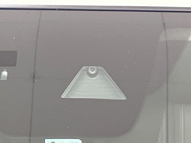 �yi-ACTIVESENSE�z���s���ɑO���̎ԗ�����F�����A�Փ˂������Ȏ��͌x��ƃu���[�L�ŏՓˉ���Ɣ�Q�y�����A�V�X�g�B�����S�Ƀh���C�u�����y���݂��������܂��B