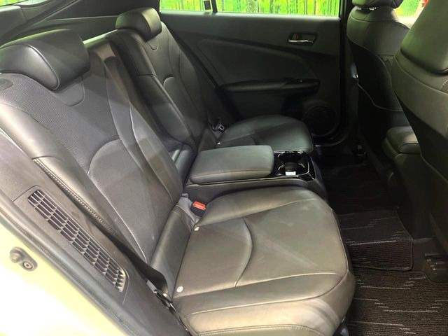 後部座席も気になるようなキズ・汚れやへたり等、大きなダメージはなく、良好な状態です。