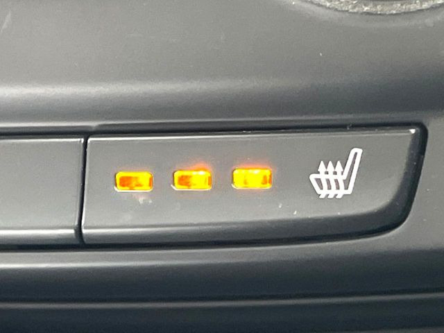 【シートヒーター】寒い日に重宝するシートヒーター!エアコンより早く温まってくれるので寒がりの人も安心ですね♪エアコンの温風は乾燥するから苦手、という方にもをおすすめです。