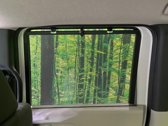 【ロールシェード】日差しや車外からの光が眩しいときにサッと引き出して使える、ロール格納タイプのサンシェードを装備。後席に乗ったお子様がウトウトしだした時など、ぜひご活用ください♪