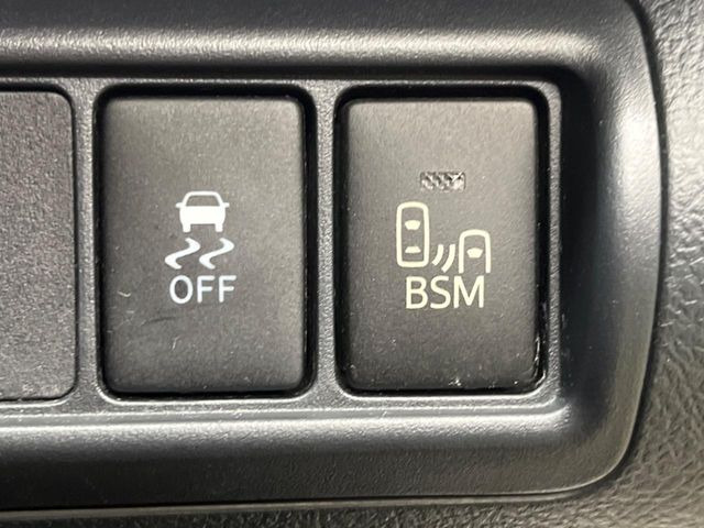 �y�u���C���h�X�|�b�g���j�^�z���[�_�[�ɂ��׎Ԑ��̎ԗ������m�B�ԗ������m�������̕\�������_���B�ԗ������m���Ă��鑤�ɎԐ��ύX�����悤�Ƃ����ꍇ�A�u�U�[�ƕ\���Ŋ댯�����m�点���܂��B