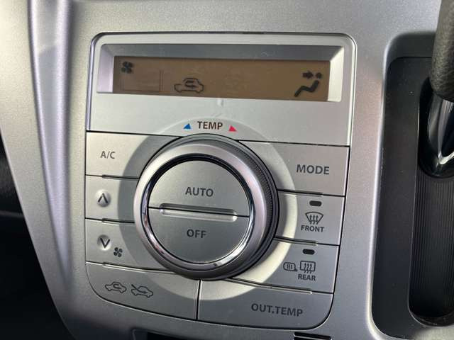 ★フルオートエアコン★エコクール!信号待などアイドリングストップ中でも冷たい風をキープ★エアコンの使用で凍る蓄冷材を空調ユニットに内蔵!低燃費にも大きく貢献してます★