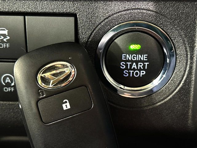 【キーフリーシステム】カバンやポケットに入れたままでもドアの施錠・解錠が可能なスマートキーを装備。エンジンのオン・オフ時もカギを取り出す必要が無いからとっても便利です♪