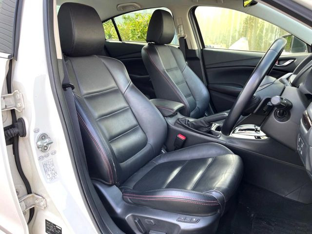 【黒革シート】上質な本革を使用し、高級感あふれる黒革シート。常に体に触れる部分だから、座り心地の良さにはこだわりたいですね♪汚れの付着や劣化を抑制する内装コーティング施工もおススメですよ♪