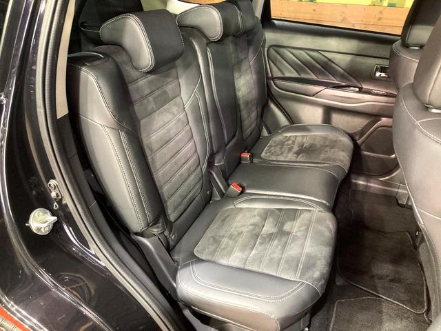後部座席も気になるようなキズ・汚れやへたり等、大きなダメージはなく、良好な状態です。