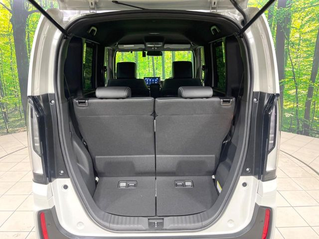 積み下ろしのしやすいデッキにはたっぷりと荷物を積み込んでいただけます。遊びから仕事まで、様々なシーンで頼れます♪