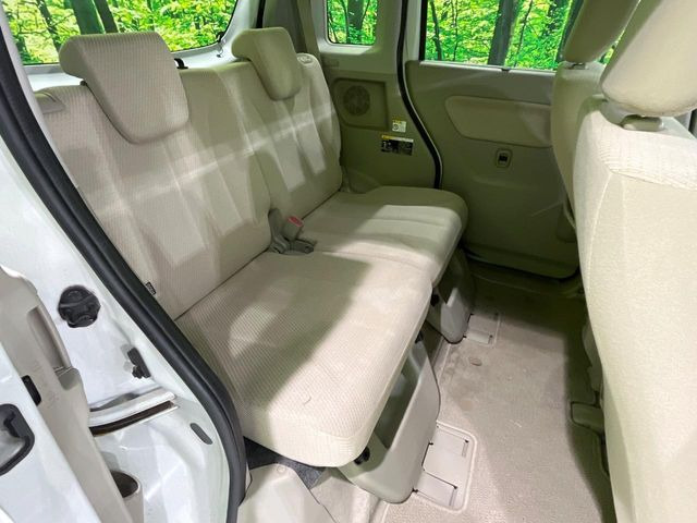 後部座席も気になるようなキズ・汚れやへたり等、大きなダメージはなく、良好な状態です。