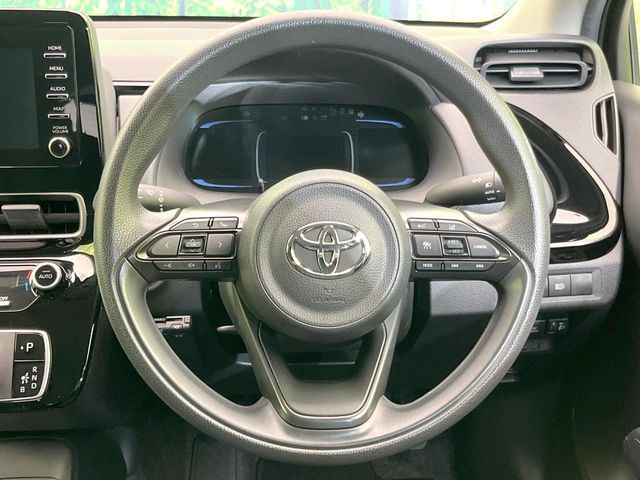 �C���e���A�ɍ��킹���f�U�C���̃X�e�A�����O�́A�^�]�������̂��Ƃ��l���A�^�]���₷���`��A�傫���ł��B�����x�A���ۂɐG���Ă��m���߂��������B