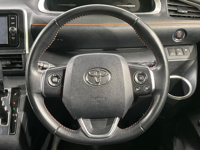 �C���e���A�ɍ��킹���f�U�C���̃X�e�A�����O�́A�^�]�������̂��Ƃ��l���A�^�]���₷���`��A�傫���ł��B�����x�A���ۂɐG���Ă��m���߂��������B