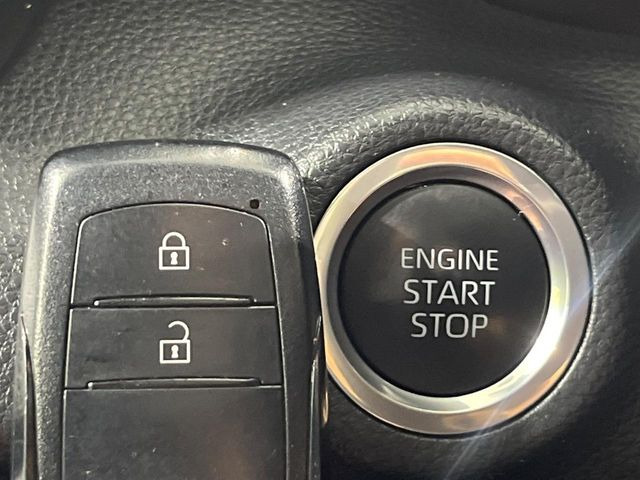 【スマートキー】カバンやポケットに入れたままでもドアの施錠・解錠が可能なスマートキーを装備。エンジンのオン・オフ時もカギを取り出す必要が無いからとっても便利です♪