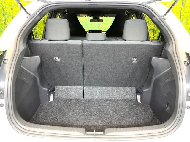 ���i�̂���������ʋ΁A���}���ɏ\���ȉ׎��X�y�[�X���m�ۂ��Ă���܂��B�Z�J���h�V�[�g��|���ƁA�傫�ȉו��̐ύڂ��\�ł���