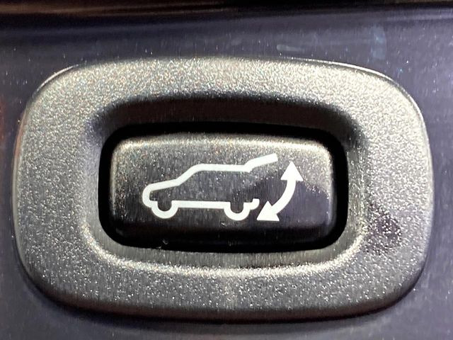 【パワーバックドア】スマートキーや運転席のボタンを押すだけでリアゲートが自動で開閉します!荷物を持っている時や、高い位置にあるバックドアを閉める際に便利な機能です♪