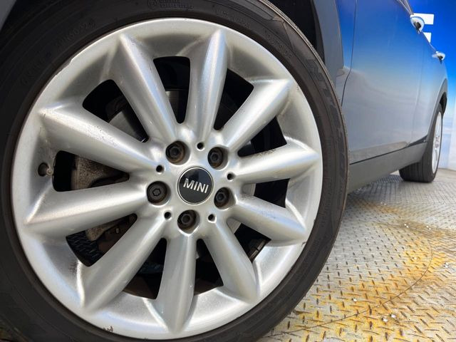 ●純正17インチアルミホイール:輸入車ならではの卓越した走りを支えるホイールと足回りです!日本車の走りに慣れている方にもぜひ体感して頂きたいほど、高いレベルでまとまっています!