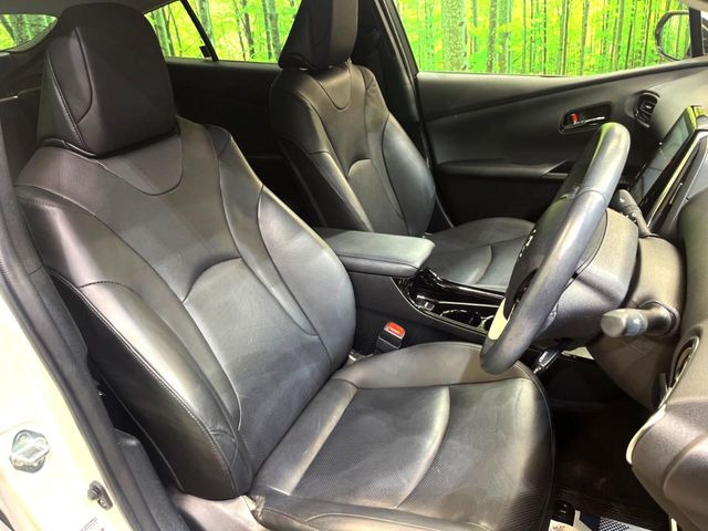 【黒革シート】上質な本革を使用し、高級感あふれる黒革シート。常に体に触れる部分だから、座り心地の良さにはこだわりたいですね♪汚れの付着や劣化を抑制する内装コーティング施工もおススメですよ♪