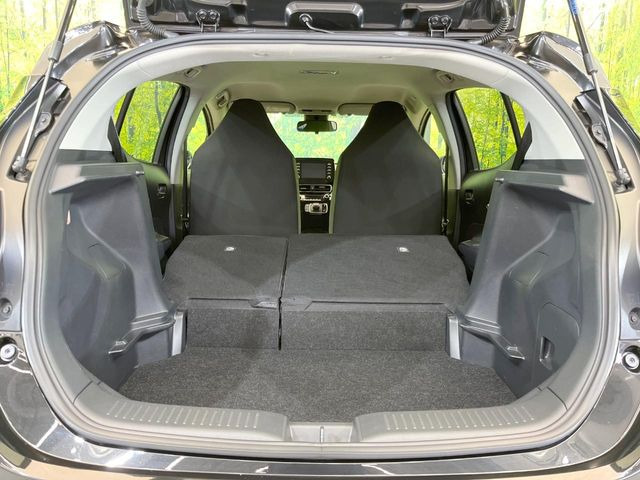 ���i�̂���������ʋ΁A���}���ɏ\���ȉ׎��X�y�[�X���m�ۂ��Ă���܂��B�Z�J���h�V�[�g��|���ƁA�傫�ȉו��̐ύڂ��\�ł���