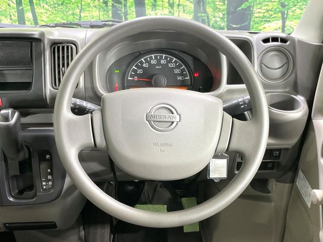 �C���e���A�ɍ��킹���f�U�C���̃X�e�A�����O�́A�^�]�������̂��Ƃ��l���A�^�]���₷���`��A�傫���ł��B�����x�A���ۂɐG���Ă��m���߂��������B