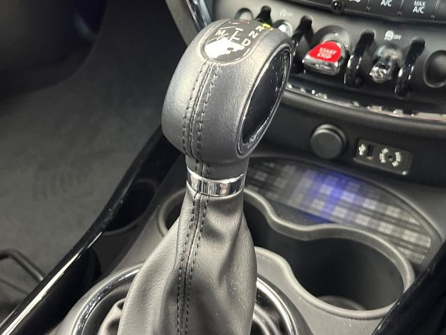 ●MTモード付きAT:通常は自動でおこなわれる変速(ギアチェンジ)をドライバーの操作によって意図的に変えられるシステムです。より一層普段のドライブをお楽しみいただけます!