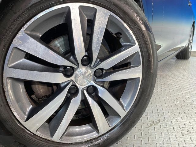 ●純正16インチアルミホイール:輸入車ならではの卓越した走りを支えるホイールと足回りです!日本車の走りに慣れている方にもぜひ体感して頂きたい程高いレベルでまとまっています!