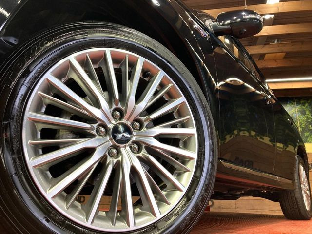 【純正18インチアルミホイール】外観にマッチした純正アルミホイールを装着しております。各種社外アルミホイールや、スタッドレスタイヤも取扱いしております。是非ご相談ください♪