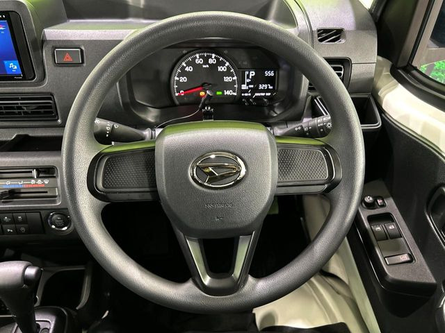 インテリアに合わせたデザインのステアリングは、運転される方のことも考え、運転しやすい形状、大きさです。是非一度、実際に触ってお確かめください。