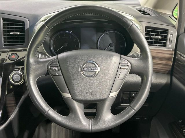 �C���e���A�ɍ��킹���f�U�C���̃X�e�A�����O�́A�^�]�������̂��Ƃ��l���A�^�]���₷���`��A�傫���ł��B�����x�A���ۂɐG���Ă��m���߂��������B